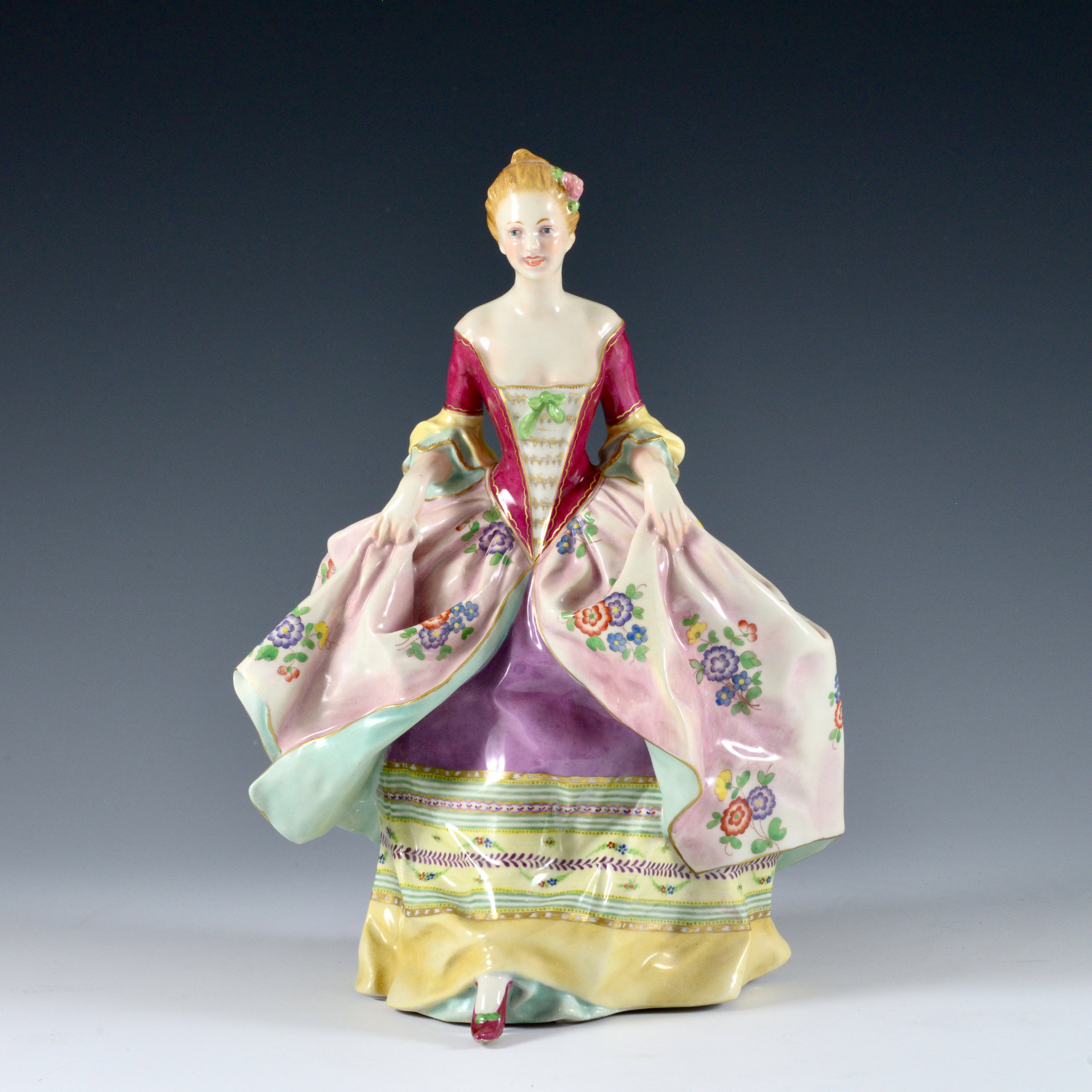 Figurine avec robe décorée de polychromie et de fleurs - Manufacture Ginori, fin XIXe - début XXe siècle.